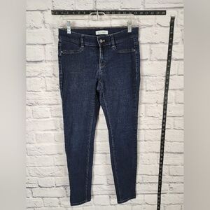 White House Black Market dark wash jeans that taper at the ankle Size S